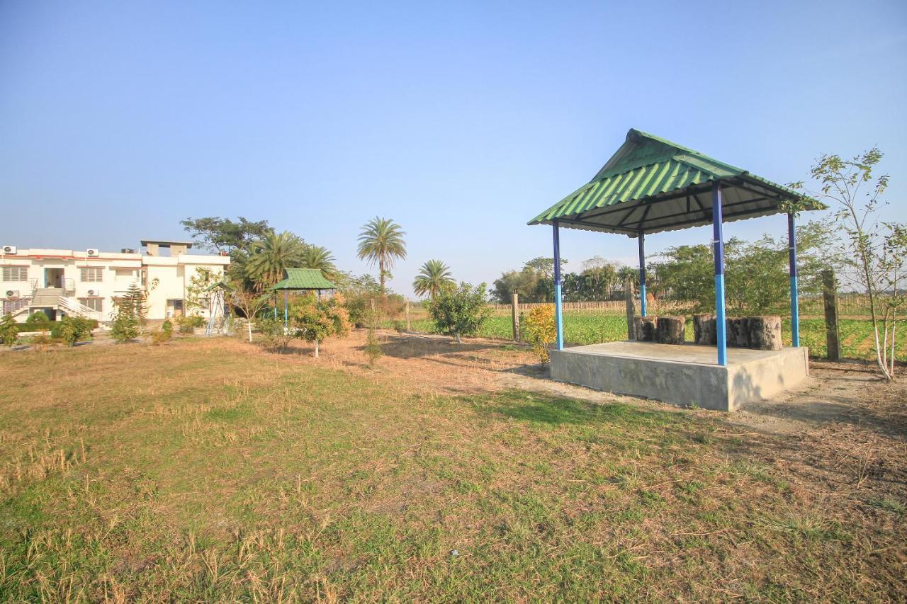 Oyo 69836 Aponjon Resort And Restaurant Shaugaon Exterior photo
